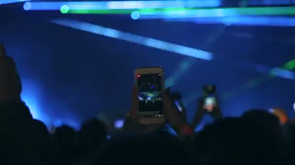 무대에서 전화에 예술가 콘서트에서 축제에서 콘서트의 — 비디오