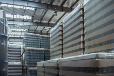 İç modern bir ambar. Geniş depo dolu cam şişe ile aydınlatılmış. Depodaki şişe cam Fabrika ambalaj. Dolu cam şişeler ile depo