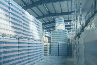 Depodaki şişe cam fabrikası mavi tonda Ambalaj modern bir depoda iç. Dolu cam şişeler ile ambar. Raflar mal ile satırları.