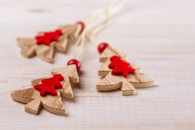 Yeni yıl ve Noel arka plan xmas ağacı, ahşap beyaz bir arka plan ile. Neşeli Noel kartı. Kış tatil tema. Yeni Yılınız Kutlu Olsun. Metin için yer.