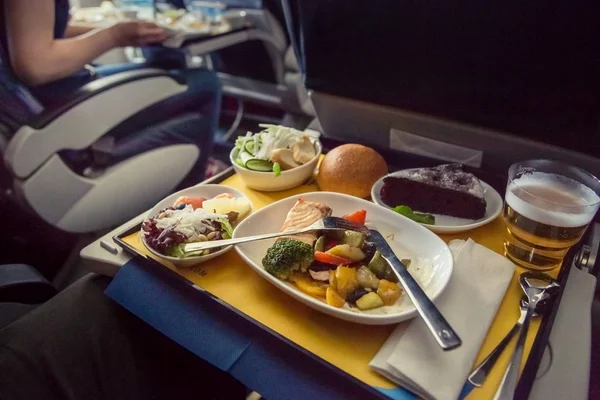 Passenger Eats Food Board Plane Food Served Board Business Class — Stock Photo, Image