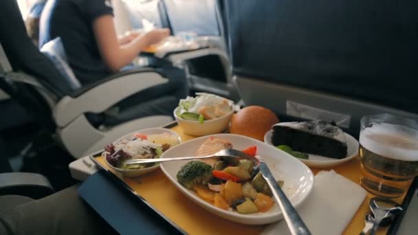 Bandeja de comida en el avión — Vídeos de Stock