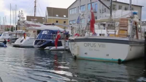 Ιδιωτικά σκάφη σταθμεύουν κατά μήκος καναλιών. Κοπεγχάγη — Αρχείο Βίντεο