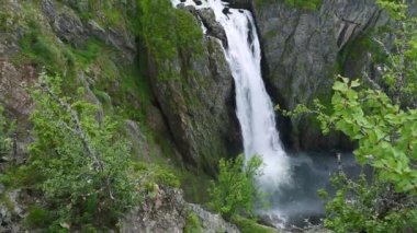 Norveç dağlarında düşüyor