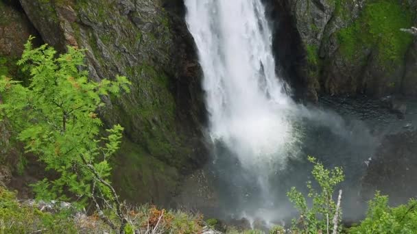 Faller i bergen i Norge — Stockvideo