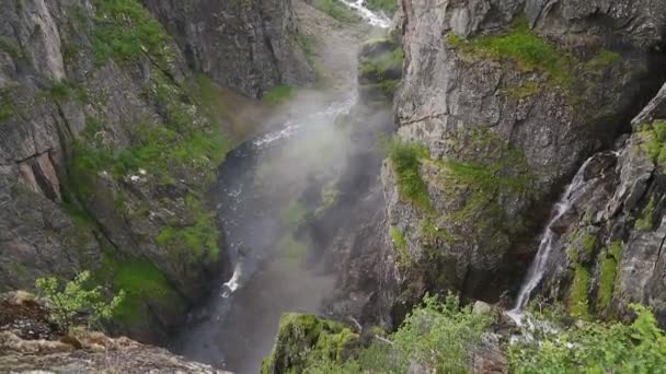 Chutes dans les montagnes de Norvège — Video