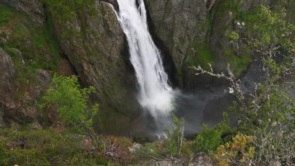 Wasserfälle in den Bergen Norwegens — Stockvideo