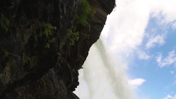 Wasserfälle in Bergen Norwegens bei regnerischem Wetter — Stockvideo