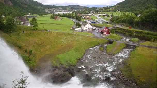 Norveç dağlarında Gölü yakınındaki evleri — Stok video