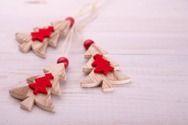 Noel arka plan kırmızı ahşap Noel ağacı Noel ağacı ile. Ahşap masa lambası arka plan. Üstten Görünüm. Uzay kopyalayın. Kış tatil Tema. Yeni Yılınız Kutlu Olsun. Metin için yer.