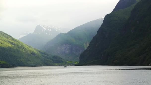 Фьорд в Норвегии - природа и туризм — стоковое видео