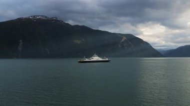 Norveç fiyordunda yolcu taşıyan bir feribot..