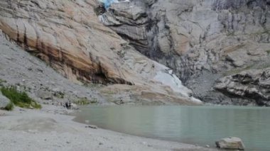 Eritme mavi buz ile Briksdalsbreen buzul