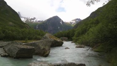 Nehir kenarında Briksdalsbreen buzul ile manzara