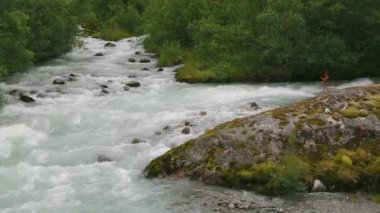 Nehir kenarında Briksdalsbreen buzul ile manzara