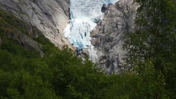 Smeltende Briksdal gletsjer in Noorwegen, close-up — Stockvideo