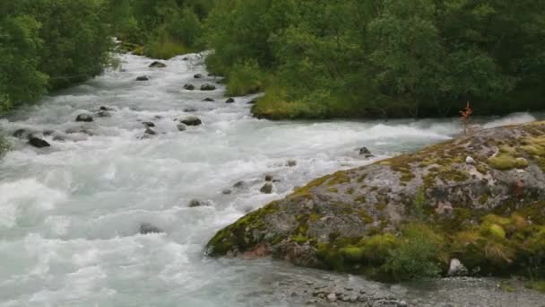 Landskap med flod nära Briksdalsbreen glaciär — Stockvideo