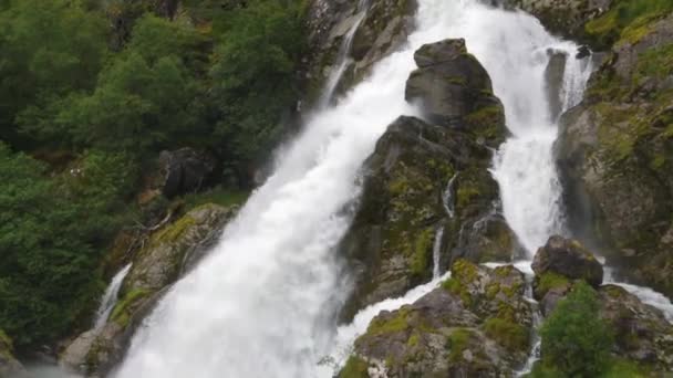 Kleivafossen waterval, Briksdal gletsjer in Noorwegen — Stockvideo