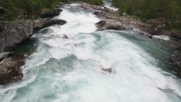 Berglandschaft im Flusstal — Stockvideo