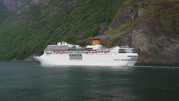 Büyük Cruise gemisi Voyage için bırakarak, Norveç.
