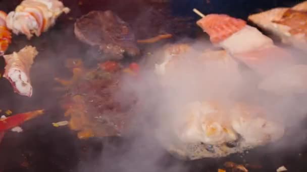 Het koken van schaal-en schelpdieren instellen op de markt in Bergen — Stockvideo