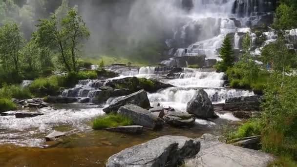 Faller i fjäll i Norge i regnigt väder — Stockvideo