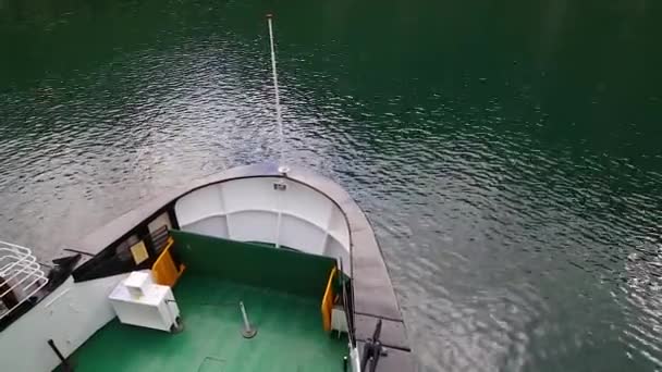 Veerboot boog close-up. Aankomst van de veerboot naar pier. — Stockvideo