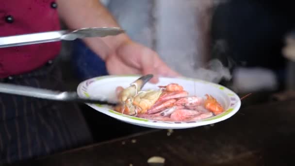 Cocinero pone cangrejos y camarones recién preparados — Vídeo de stock