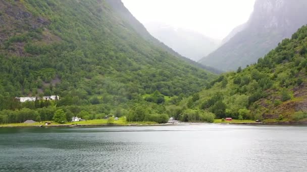 Traditionella norska byn hus nära havet — Stockvideo