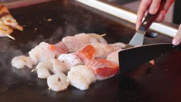 Bergen piyasada deniz ürünleri yemek ayarla — Stok video