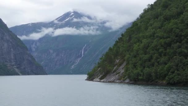 Blick von der Fähre auf den Fjord in Norwegen — Stockvideo