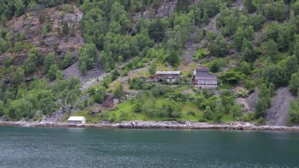 Traditionelle norwegische Dorfhäuser in Meeresnähe — Stockvideo