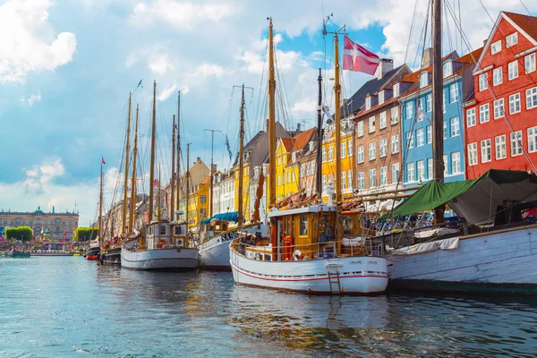Vista del antiguo puerto de Nyhavn en el centro de Copenhague — Foto de Stock