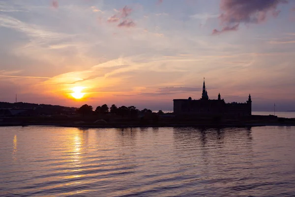 Silhueta castelo Kronborg em Helsingor ao pôr do sol — Fotografia de Stock