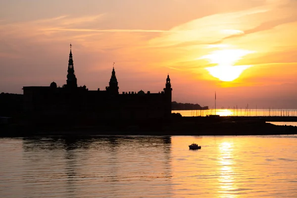Silhueta castelo Kronborg em Helsingor ao pôr do sol — Fotografia de Stock