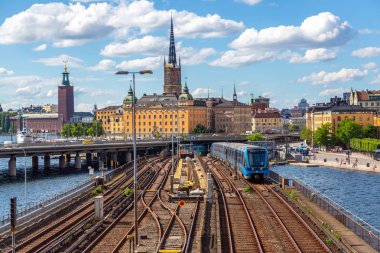 Gamla Stan old town adlı gece Stokholm, İsveç