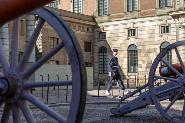 Guarda guarda mudança perto do Palácio Real Sueco — Fotografia de Stock