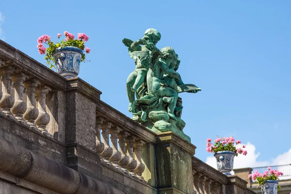 Cercas con esculturas cerca del Palacio Real Sueco — Foto de Stock