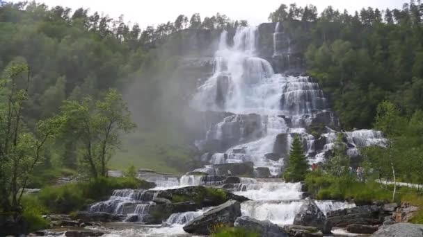 Faller i fjäll i Norge i regnigt väder — Stockvideo