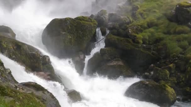 Водопад пейзажей в горах — стоковое видео