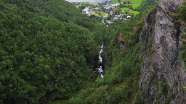 Kryssningsfartyg i geiranger seaport, Norge. — Stockvideo