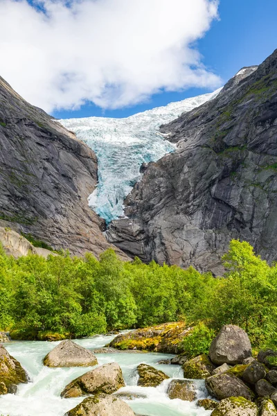 Glacier Briksdalsbreen avec fonte de la glace bleue — Photo