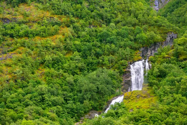 Vallen in de bergen van Noorwegen bij regenachtig weer — Stockfoto