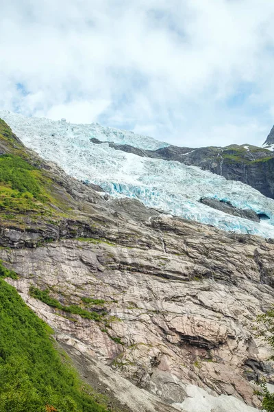 Ghiacciaio Briksdalsbreen con ghiaccio blu fondente — Foto Stock