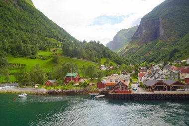 Bir dağ köyü yakınında Jetty, Norwey
