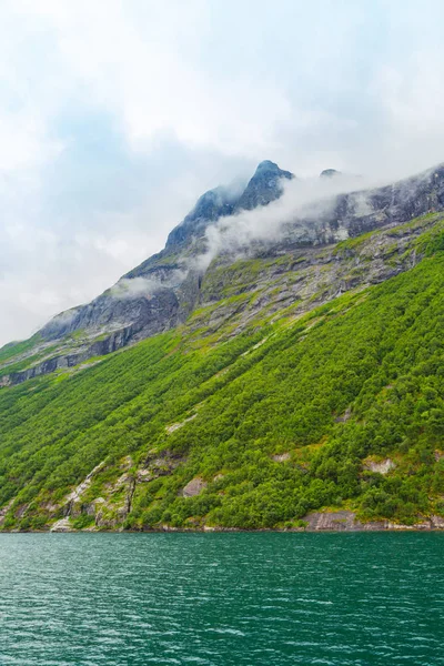 Fjord w Norwegii - środowisko przyrodnicze i turystyczne — Zdjęcie stockowe