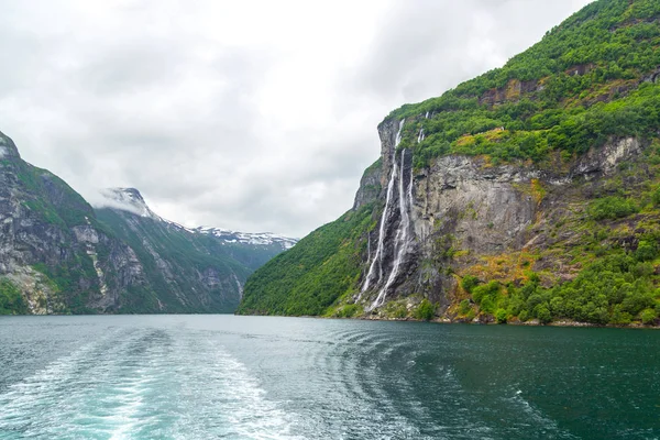 Fiordo en Noruega, naturaleza y antecedentes de viaje — Foto de Stock