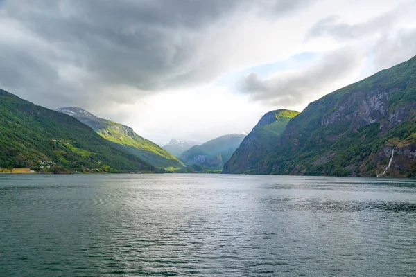 Fiordo en Noruega - naturaleza y antecedentes de viaje —  Fotos de Stock