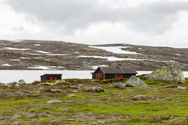 Коттедж на берегу озера в норвежском стиле — стоковое фото