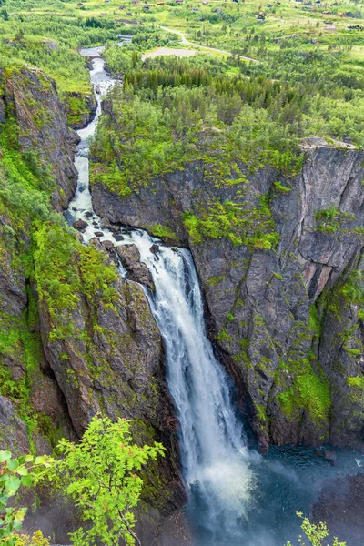 Voringsfossen vodopád. Vodopády v horách Norsko — Stock fotografie